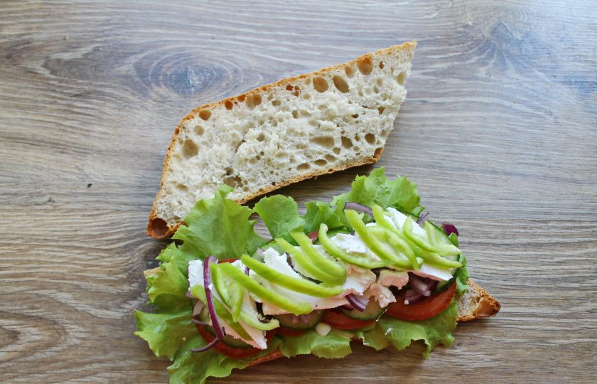 1. Этап. Греческий сэндвич: У болгарского перца удалите семена и плодоножку. Порежьте перец полукольцами и выложите на сэндвич.