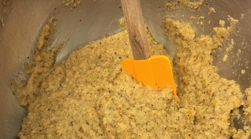 1. Этап. Кукурузный хлеб в духовке: 2. Отдельно также взбиваем яйца и вводим эту смесь в блюдо с тыквой. Туда же — и все сухие ингредиенты. Перемешаем.