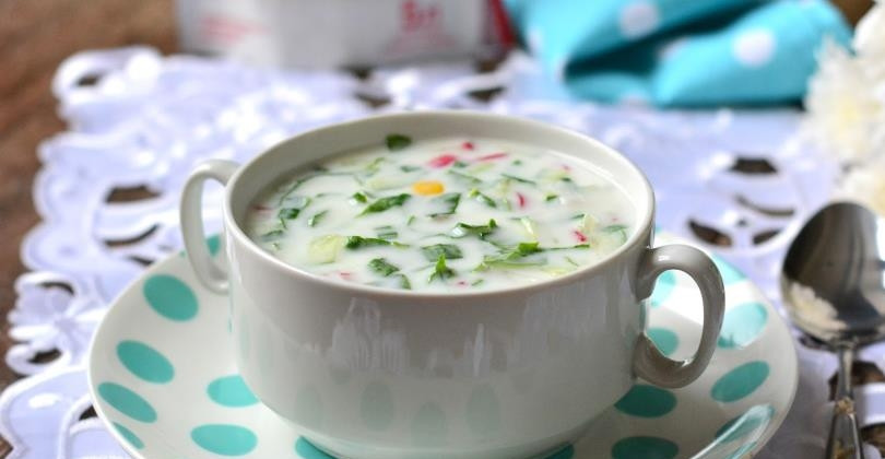 1. Этап. Окрошка из кефира с щавелем: Заливаем смесь из овощей кефиром, минеральной водой. Солим и перчим по вкусу, подаем со сметаной. Приятного аппетита!