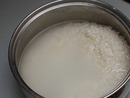 1. Этап. Суши Роллы Маки: 1. Хорошенько промойте рис. Обязательно замочите его (от получаса до 2-х часов). Используйте только холодную воду. Начинайте варить на большом огне, пока рис не закипит. Сделайте огонь минимальным и накройте крышкой (12 минут).