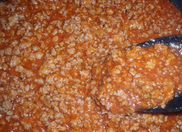 1. Этап. Гречка с фаршем на сковороде: В фарш вливаем томатный соус, перемешиваем и даем ему немного загустеть.