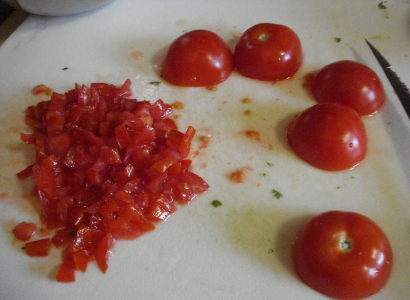 1. Этап. Мексиканский суп: Порежьте мелко красный лук и помидоры.