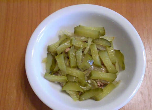 1. Этап. Салат с печенью куриной слоеный: 7. Далее слой огурцов, половина.