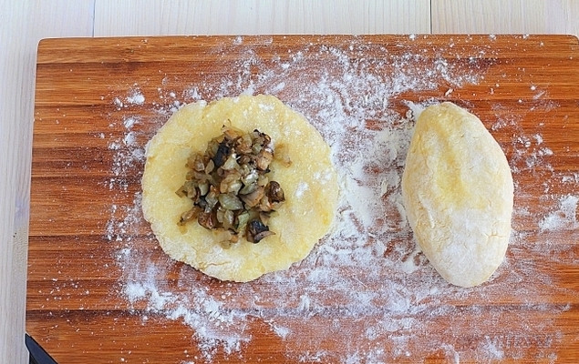 1. Этап. Картофляники с грибами: 5. Аккуратно сверните, чтобы получился пирожок. Картофляники с грибами в домашних условиях могут быть любого размера и формы.