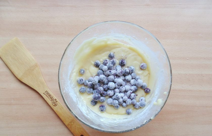 1. Этап. Простой ягодный пирог: Ягоды перемешайте с чайной ложкой муки и добавьте в тесто.