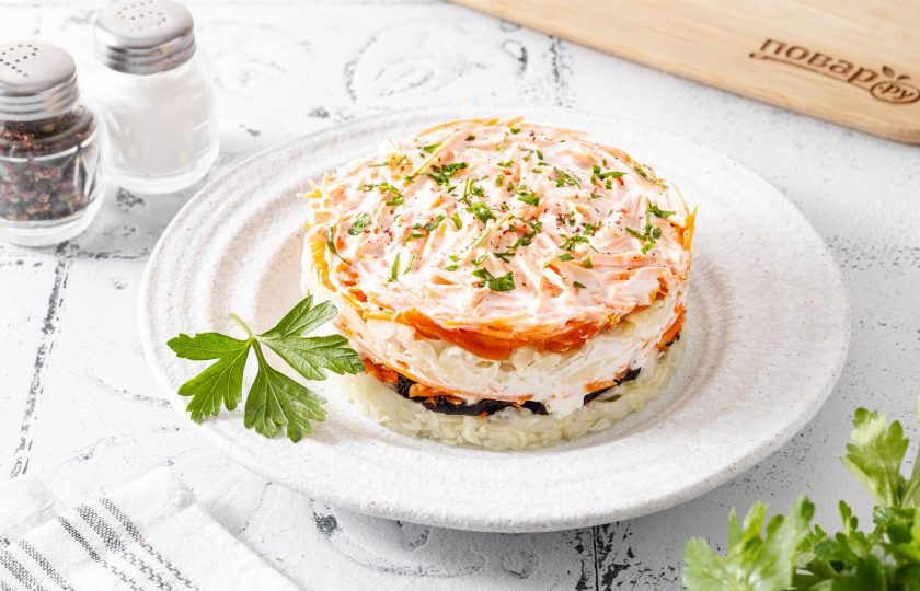 1. Этап. Салат Желание: Перед подачей снимите кольцо и украсьте салат мелко порезанной зеленью. Салат 