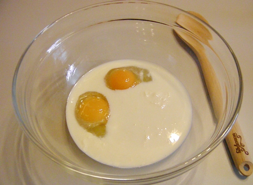 1. Этап. Заварные блины на молоке: Соедините венчиком яйца с молоком, солью, сахаром и ванилином.