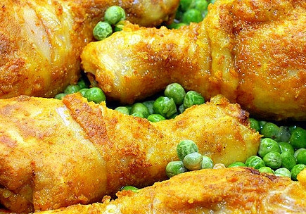 1. Этап. Курица с горохом: Добавить в сковороду чеснок и специи, перемешать и выключить огонь. Оставить блюдо под крышкой на 5-10 минут, после чего можно раскладывать по тарелкам и есть!