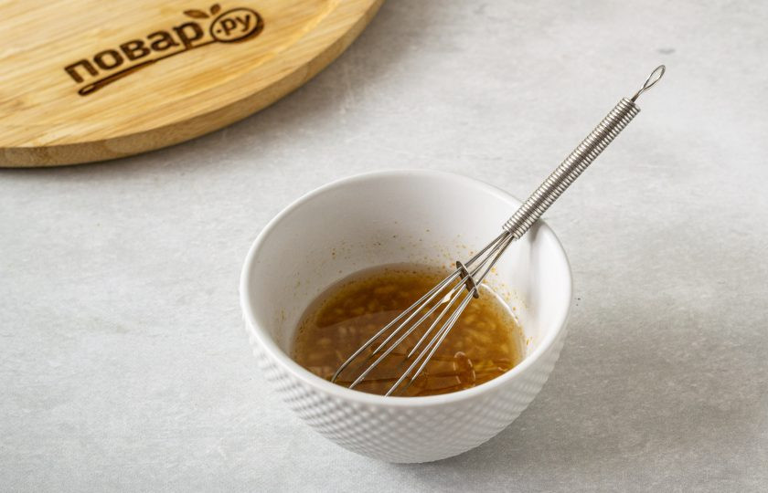 1. Этап. Острый свекольный салат: Для заправки смешайте уксус и оливковое масло. Добавьте молотый перец чили, пропущенный через пресс чеснок, соль и черный молотый перец.