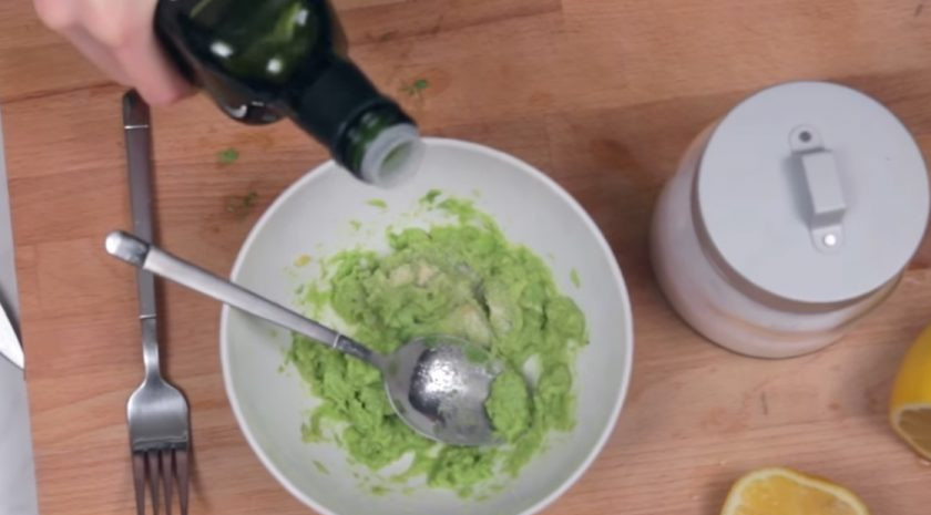 1. Этап. Суперсытный сэндвич на завтрак: 1. Авокадо очистите от кожуры и косточки, измельчите блендером до состояния пюре. Добавьте лимонный сок, соль, оливковое масло, сушеный чеснок и хорошо перемешайте.