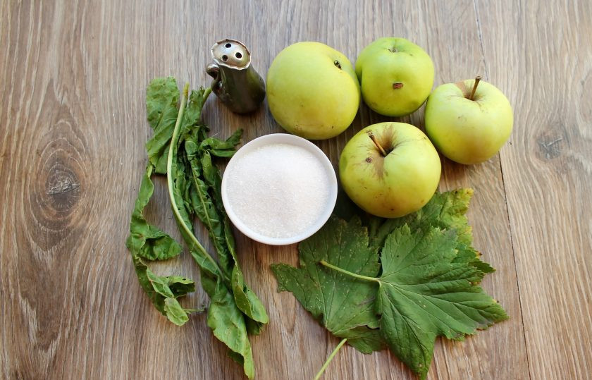 1. Этап. Моченая антоновка в домашних условиях: Подготовьте все необходимые ингредиенты для приготовления моченой антоновки в домашних условиях. Яблоки и листья тщательно вымойте и обсушите.