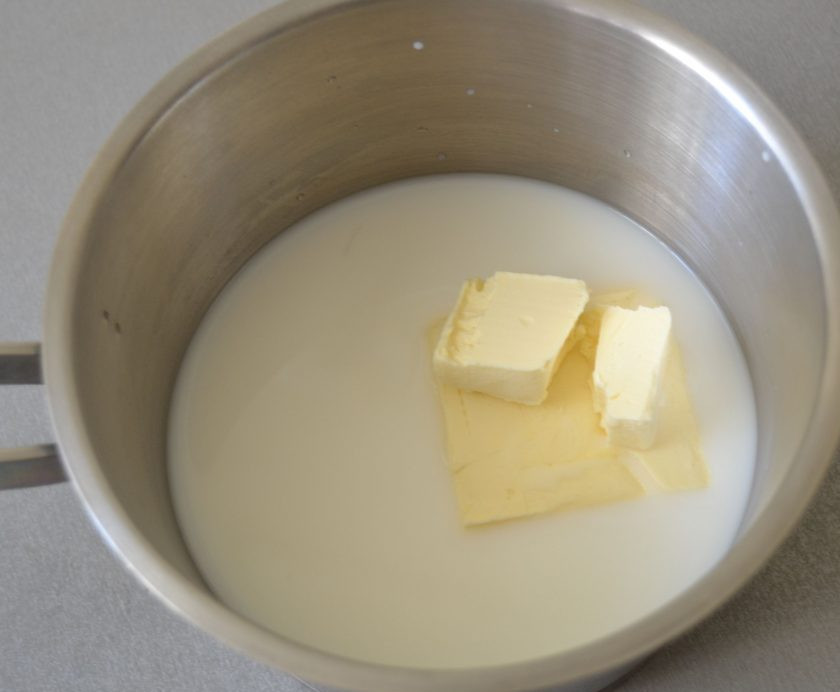 1. Этап. Глазурь для эклеров: Займитесь тестом для эклеров, для этого влейте в сотейник 100 мл. молока, 250 мл. воды, добавьте соль, сахар и сливочное масло, нагрейте до кипения, но не кипятите.