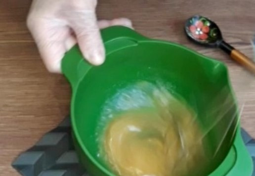 1. Этап. Ленивые пельмени с индейкой и капустой: 1. В миске соединить яйцо, соль (0,5 ч. л.), воду (130 мл).