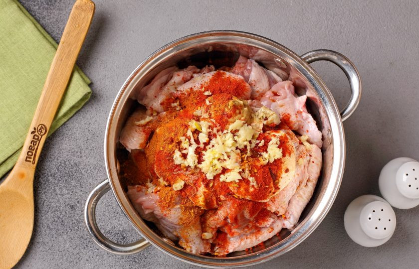 1. Этап. Цукини с курицей в духовке: Добавьте майонез, горчицу, лимонный сок, соевый соус, давленый чеснок, соль и специи по вкусу.