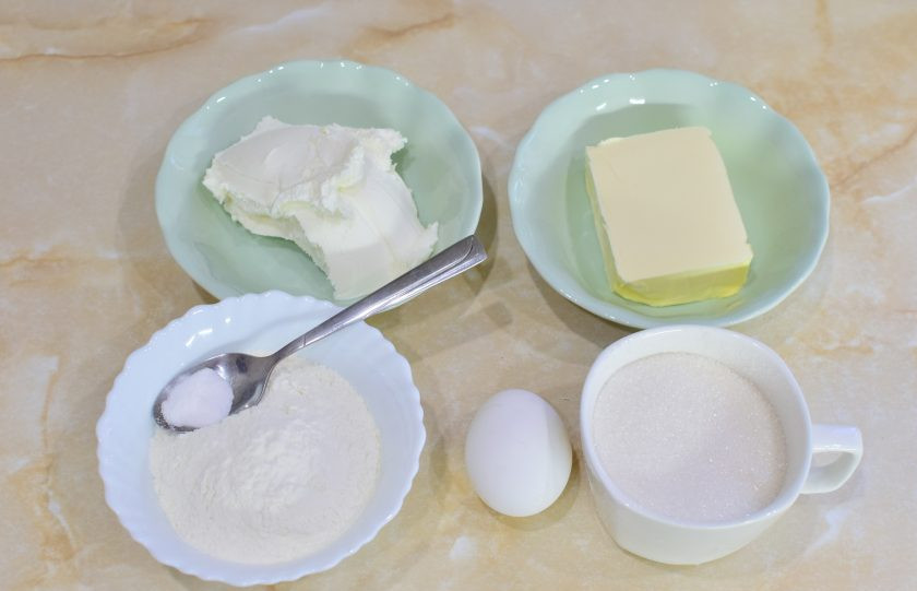 1. Этап. Итальянское печенье из сливочного сыра: Для приготовления печенья подготовьте необходимые ингредиенты. Муку просейте через сито, чтобы насытить её кислородом.