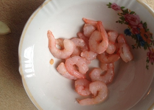 1. Этап. Макароны с соусом из брокколи и креветками: 8. Креветки у меня отваренные, но вы можете обжарить их.