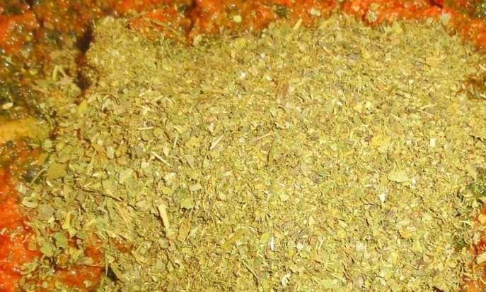 1. Этап. Абхазская аджика: Добавляем к ней специи, хорошенько все перемешиваем и оставляем аджику на пару часиков настояться.