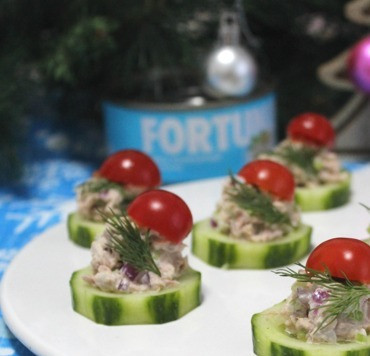 1. Этап. Фуршетная закуска с тунцом: Украсить черри и веточками петрушки. Сразу подавать!