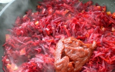 1. Этап. Борщ из конины: Добавляем уксус, сахар и щепотку соли. Перемешиваем и тушим минут 15. Затем добавим пасту, обжарим еще минутку.