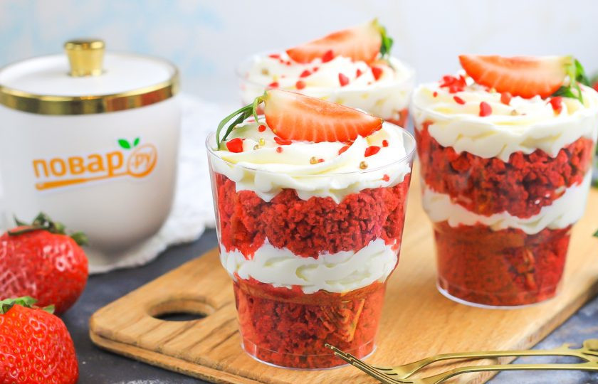 1. Этап. Трайфлы Красный бархат: Затем снова выложите крошку и отсадите крем сверху. Украсьте трайфлы 