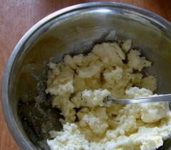 1. Этап. Творожный пирог с грушами: Сливочное масло растереть с сахаром.