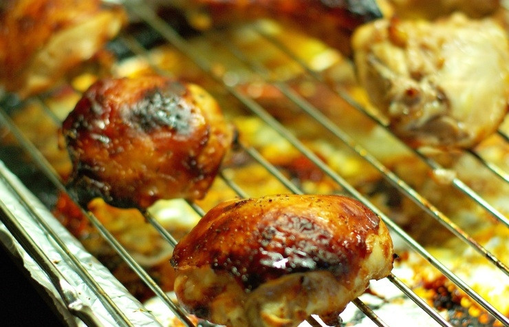 1. Этап. Куриные ножки в меду: Если готовите на углях, то следите за тем, чтоб угли были не слишком сильными. Курица готовится достаточно быстро (за 15-20 минут)