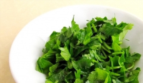 1. Этап. Крабовый салат с зеленым луком: Петрушка! Ее нужно очистить от жестких стебельков, промыть и мелко нашинковать.