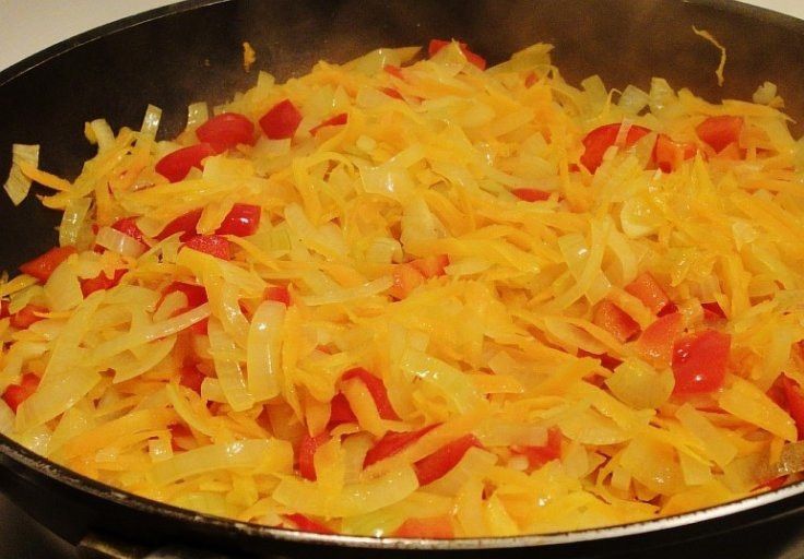 1. Этап. Икра из баклажанов и кабачков: Обжариваем до мягкости овощей или до прозрачности лука.