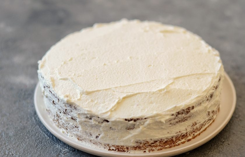 1. Этап. Морковный торт с грушей: Промажьте кремом коржи.