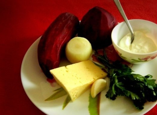 1. Этап. Свекольные котлеты на пару: Подготовьте ингредиенты. Свеклу порежьте кубиками.