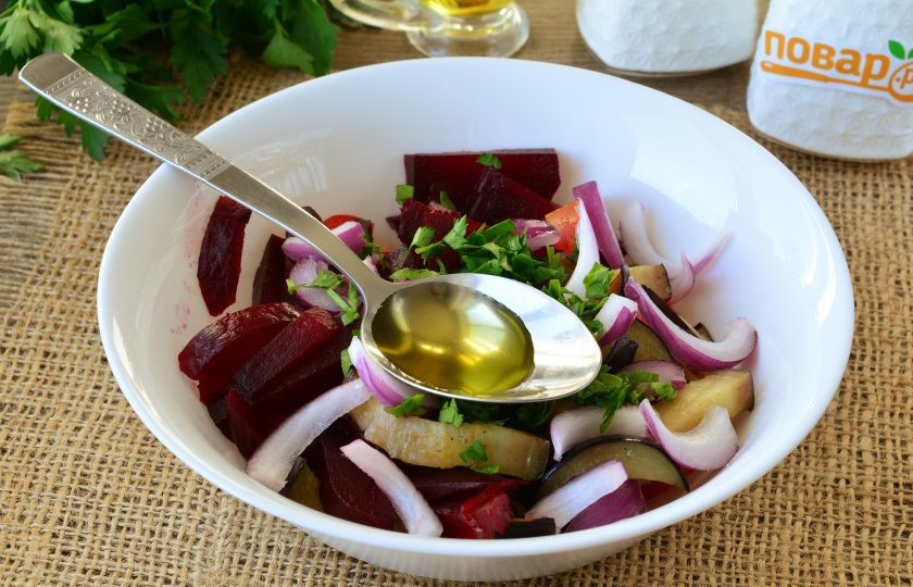 1. Этап. Салат из свеклы и баклажанов: Полейте салат небольшим количеством масла и перемешайте. Если необходимо посолите и поперчите.