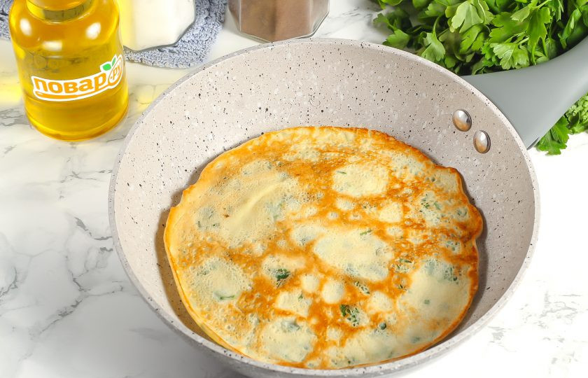 1. Этап. Фриттатензуппе: Прогрейте сковороду и смажьте ее в первый раз растительным маслом. Влейте часть теста, округлите и обжарьте блин по 1-2 минуты с каждой стороны. Таким образом обжарьте и остальные блинчики.