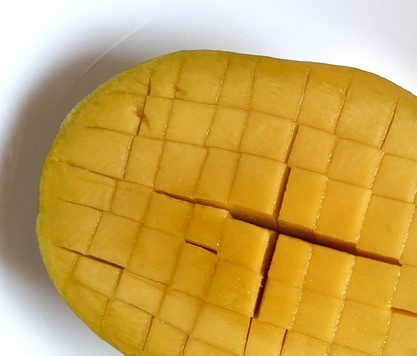 1. Этап. Творожно-кокосовый десерт с манго: Обрезать манго с двух сторон, аккуратно, не прорезая шкурку, нарезать манго кубиками.