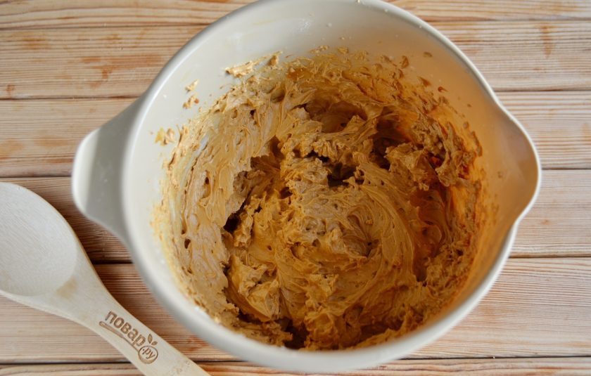 1. Этап. Шоколадный торт с орехами: 7. Теперь приготовьте крем. Для этого положите мягкое масло в высокую чашу, миксером взбивайте минут 5-6 до воздушности. Постепенно вводите по столовой ложке сгущенку и продолжайте взбивать. В итоге получается нежный однородный крем.