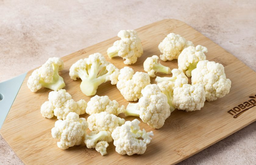 1. Этап. Цветная капуста с карри: Промойте цветную капусту, удалите верхние листья. Разделите цветную капусту на небольшие соцветия.