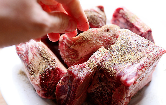 1. Этап. Сэндвичи с ребрышками: Ребра посыпать специями.