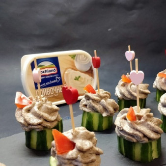 Огурцы с грибной начинкой