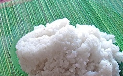 1. Этап. Постные котлеты из риса: 1. На дно блюда выложите заранее отваренный рис.