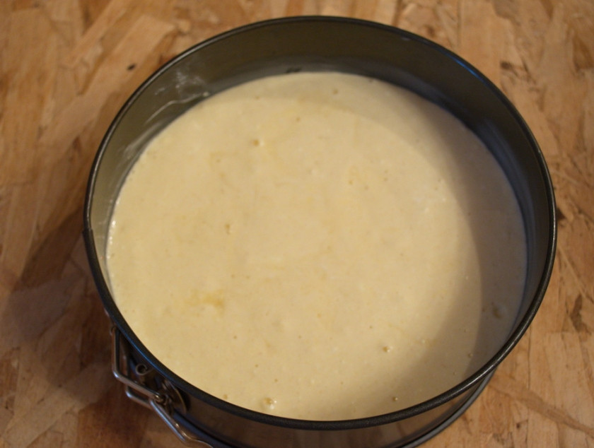 1. Этап. Диетическая запеканка из творога: Тесто переложите в форму для запекания. Саму форму нужно смазать маслом, чтоб при выпечке не припеклось тесто к форме.