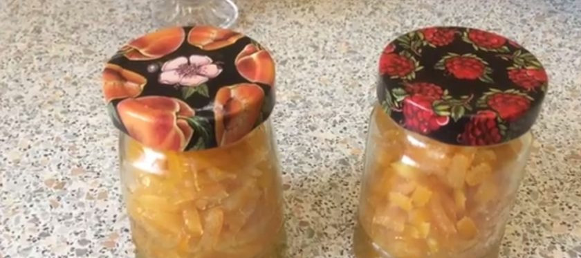 1. Этап. Варенье из мандариновых корочек: 3. На среднем огне проварите варенье 25 минут. Добавьте мелко нарезанный лимон без косточек и варите массу еще 35-40 минут. Разлейте в баночки, остудите и храните в холодильнике. Приятного аппетита!