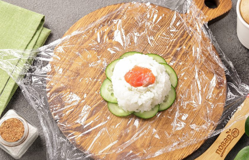 1. Этап. Суши-моти: Немного разровняйте и сделайте по центру углубление. Выложите немного сыра и любую начинку: слабосолёный лосось, авокадо, креветки, крабовые палочки и т.д. На ваш вкус.