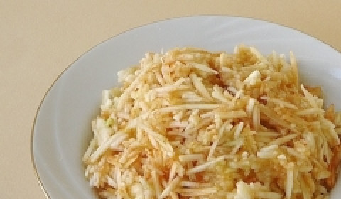 1. Этап. Варенье из мандаринов и яблок: Яблоки моем, очищаем от кожуры и вырезаем сердцевину. Натираем на терке.