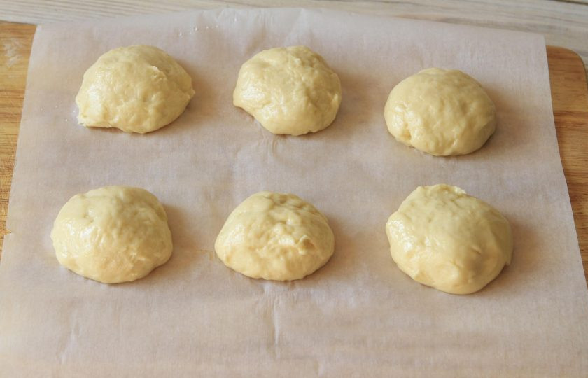 1. Этап. Тесто для пирожков (простой рецепт): Когда тесто отдохнуло, смажьте руки и поверхность стола растительным маслом, формируйте шарики одинакового размера. Тесто фаршируйте любой начинкой, которая будет вам по душе и ставьте выпекаться в разогретую духовку на 40-50 минут.