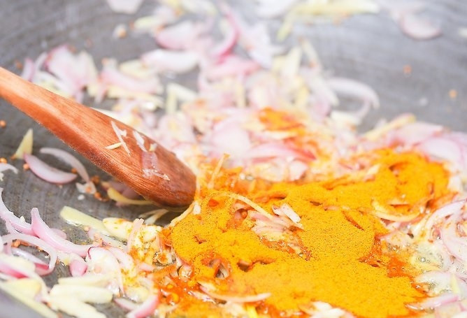 1. Этап. Индийское карри: 6. Всыпьте специи, перемешайте, жарьте еще минутку.