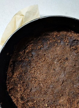 1. Этап. Карамельный чизкейк с облепихой: Выпекать корж в течение 15 минут при 180 градусах. Остудить в форме. Борта формы смазать сливочным маслом. Понизить температуру в духовке до 100 градусов.