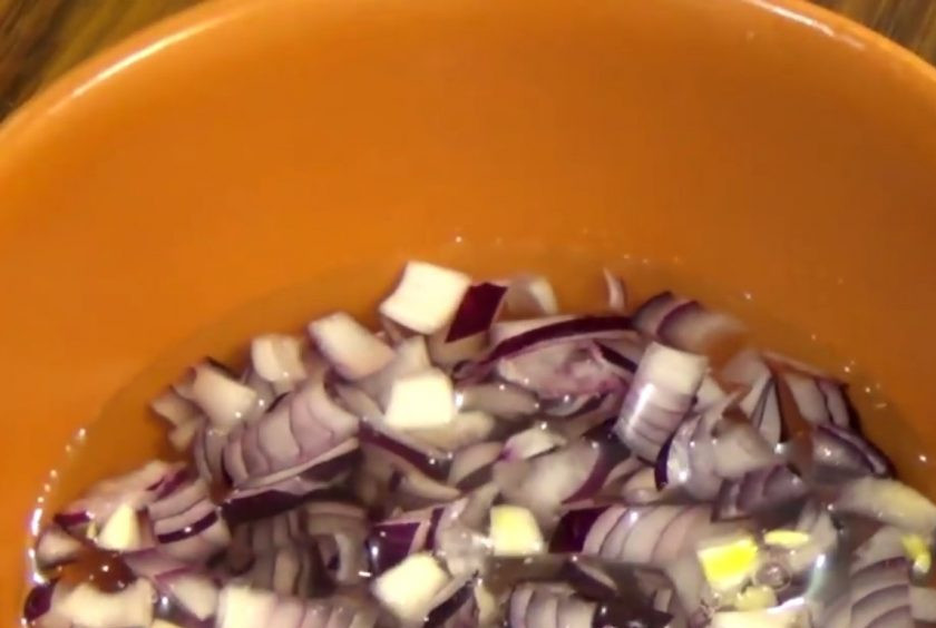 1. Этап. Салат Шуба в желе: 1. Желатин залейте холодной водой, размешайте и дайте ему набухнуть в течение 20 минут. Лук нарежьте небольшими кубиками, добавьте к нему воду, уксус и сахар. Дайте луку промариноваться 20 минут.