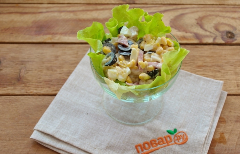 1. Этап. Салат с ветчиной Пятерка: Выложите салат в порционные салатники или креманки.