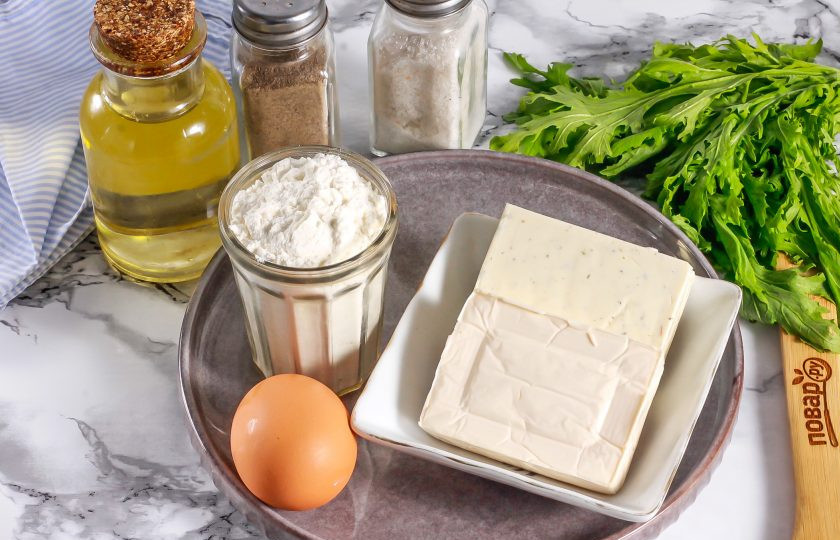 1. Этап. Сырники из плавленых сырков: Подготовьте указанные ингредиенты. Сырки приобретите наподобие 