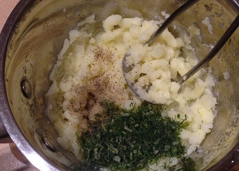 1. Этап. Дрожжевые пирожки с картофельной начинкой: Сливаем воду с картофеля. Растолчем его, добавим мелко нарезанную зелень, черный перец.