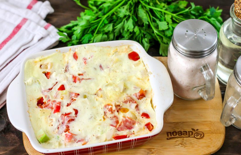 1. Этап. Овощная запеканка в микроволновке: Влейте заливку на овощи и снова поместите форму в микроволновку на 3-5 минут под крышку. За это время заливка станет плотной.